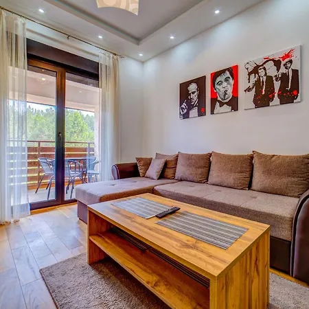 Pekovic, Pine Trees View With Big Balcony In The Center Of Zlatibor! Daire Zlatibor