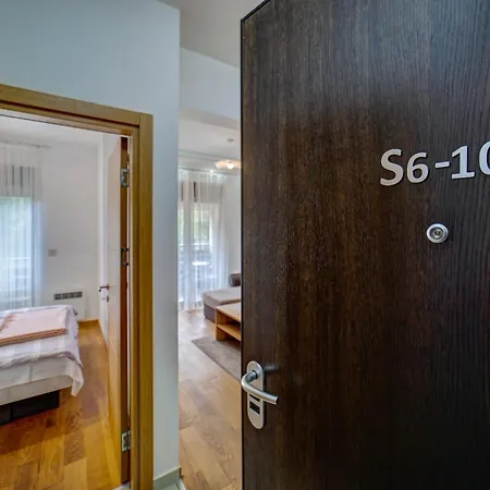 Apartment Pekovic, Pine Trees View With Big Balcony In The Center Of Zlatibor! *