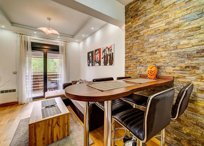 Pekovic, Pine Trees View With Big Balcony In The Center Of Zlatibor! Daire *