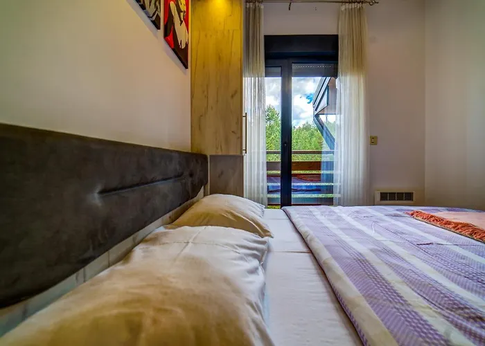 Daire Pekovic, Pine Trees View With Big Balcony In The Center Of Zlatibor! *