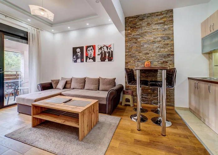 Pekovic, Pine Trees View With Big Balcony In The Center Of Zlatibor! Daire *